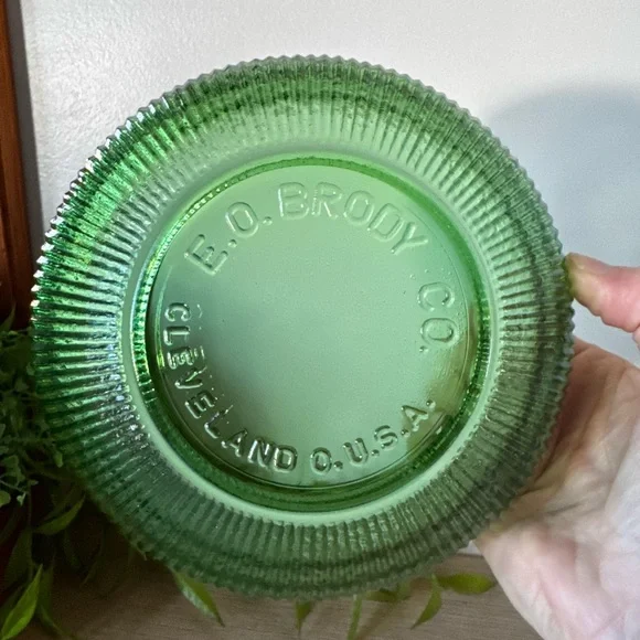Emerald Ribbed Glass Bowl - Picture 4 of 5